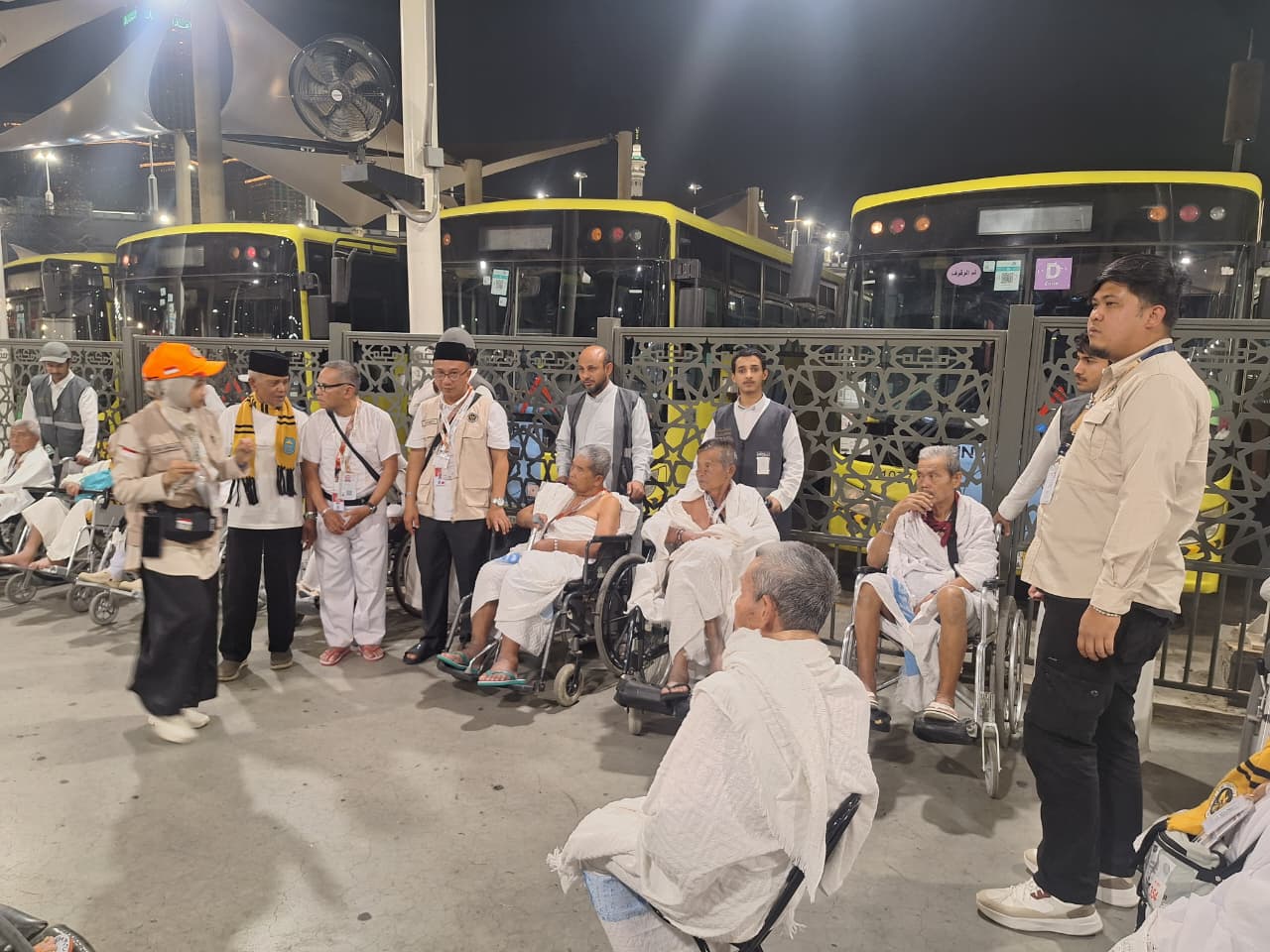 Ketua Kloter 22 Dampingi Lansia Dengan Kursi Roda Tuntaskan Umrah Wajib Tengah Malam